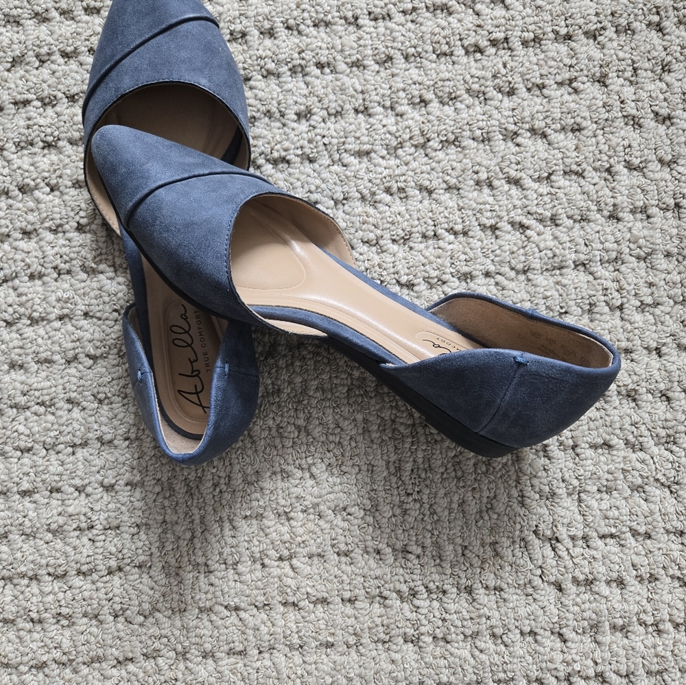 Abella True Comfort pointed toe blue flat Size 7M